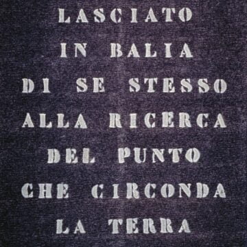 Agnetti, Vicenzo , Ritratto di filosofo - lasciato in balia di se stesso alla ricerca del punto che circonda la terra, 1971, feltro grigio su masonite con scritta incisa, VAF 1312, Roverto, Mart