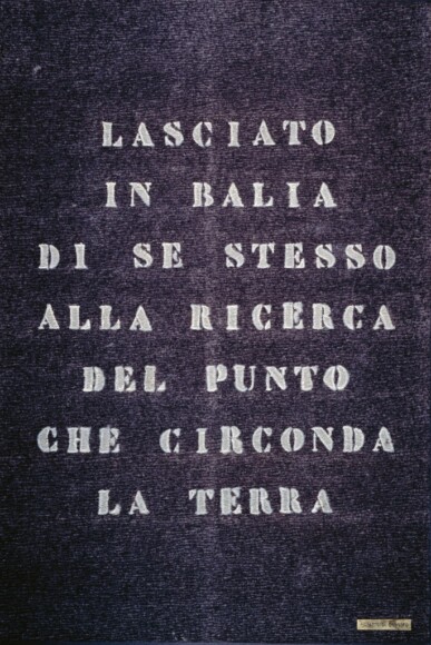 Agnetti, Vicenzo , Ritratto di filosofo - lasciato in balia di se stesso alla ricerca del punto che circonda la terra, 1971, feltro grigio su masonite con scritta incisa, VAF 1312, Roverto, Mart