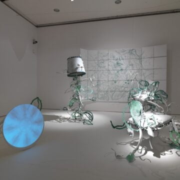 Bersani, Antonella , the world is still bound with secret knods/ Il mondo è ancora avvolto da nodi segreti contone cablé,, 2009, 40 tele disenate a penna a sfera verde, sgabello, lampada e poltrincina sono stati realizzati utilizzando contone cablé, seta, lino, ecopelle e fili di ferro rivestiti di gomma. I corpi dello sgabello, della poltroncina e della lampada sono in ceramica, VAF 2032, Roverto, Mart