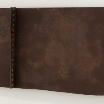 Colla, Ettore , rilievo scuro, 1957, assemblage murale in ferro di recupero Lamiera bipartita con giuntura in rilievo e bullonata, VAF 2062, Roverto, Mart