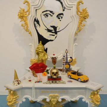 Cooper, Niki , trono di Dalì, 2012, trono in legno dipinto - oggetti vari, Vanitas, multiplo in plastica gnomo di Ottmar Horl incollati sulla seduta , VAF 2344, Liguigli o via Cornaggia