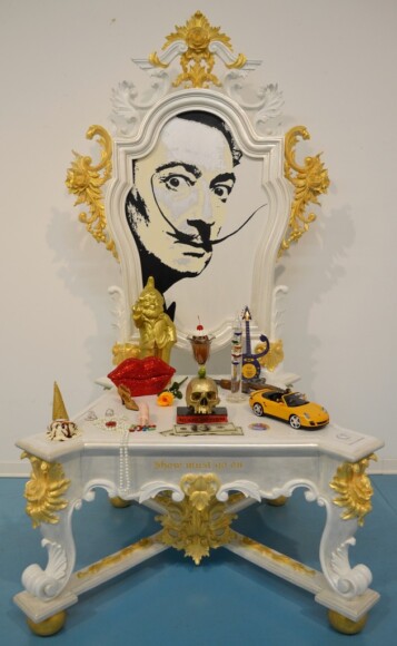 Cooper, Niki , trono di Dalì, 2012, trono in legno dipinto - oggetti vari, Vanitas, multiplo in plastica gnomo di Ottmar Horl incollati sulla seduta , VAF 2344, Liguigli o via Cornaggia