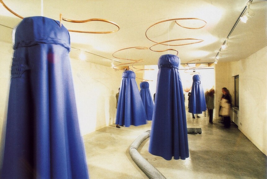 Dynys, Chiara , limitare i danni, 1998, Stoffe con catarifrangetni e tubo di rame - 5 pezzi Con musica di Moni Ovadia (Isreale) su CD 'vento del deserto', VAF 1153, Roverto, Mart