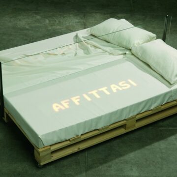 Iuliano, Enrico , affitasi , 2004, Holz, Glas, Leinen, Schaumstoff, Räder, Beleuchtung, VAF 1129, Roverto, Mart