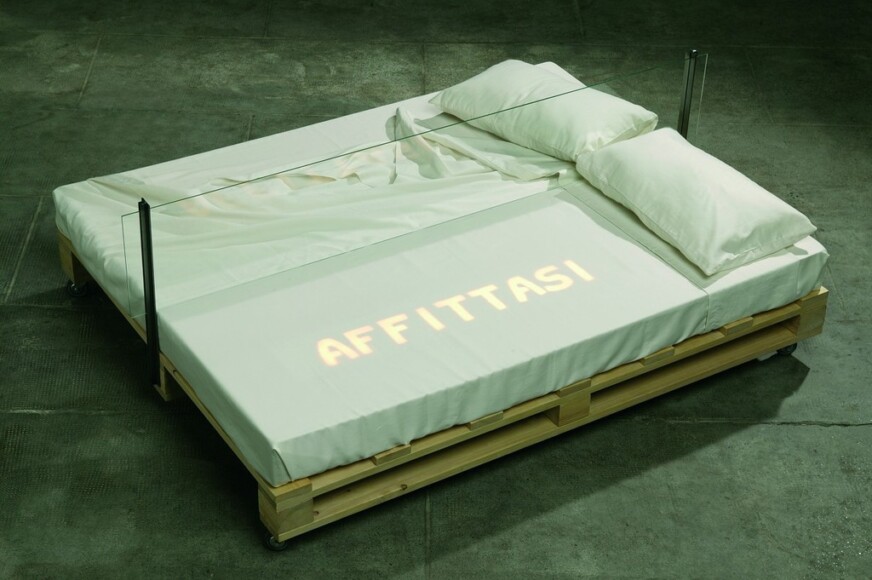 Iuliano, Enrico , affitasi , 2004, Holz, Glas, Leinen, Schaumstoff, Räder, Beleuchtung, VAF 1129, Roverto, Mart