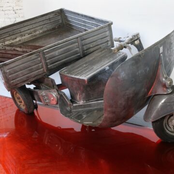 Iuliano, Enrico , composizione per getto d'inchiostro Blechwanne, Tinte, hydraulische Pumpe, 2004, Transportroller Biaggi 1962, verzinktes, VAF 1194, Roverto, Mart