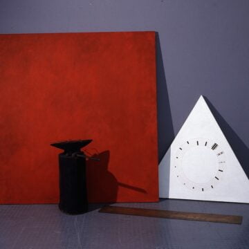 Parmiggiani, Claudio, Vulcano e Venere, 1977, olio su tela tela triangolare con canone musicale muto di 120 cm di lat, lastra di bronzo, ceppo di legno annerito, incudine con sette note musicale in ferro battuto, martello, VAF 1260, Roverto, Mart
