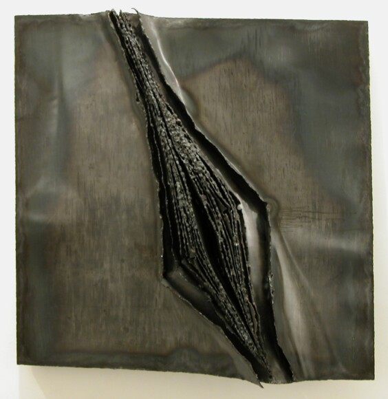 Pierluca - Pierluca degli Innocenti, lacerazione 38 C, 1961, acciaio nero Wandarbeit, VAF 1082, Roverto, Mart