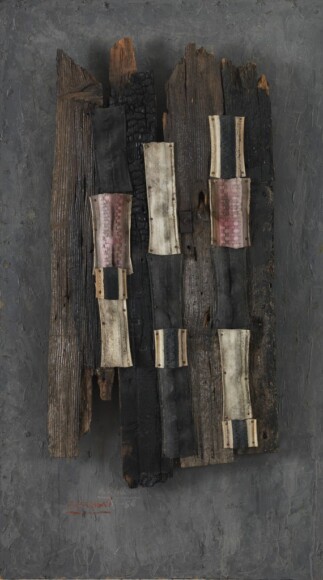 Raccagni, Andrea , Senza titolo, 1956, copertoni e legno combusto Oggetti e olio su tavola, VAF 1695, Roverto, Mart