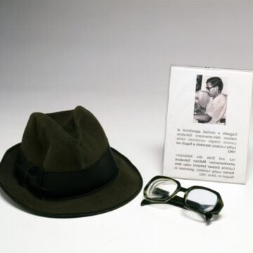 Riello, Antonio , Reliquia di Mafia n. 2 con leggenda di Lucky Luciano, 1993, occhiali, cappello, VAF 1961, Roverto, Mart