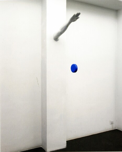 Rulli, Vicenzo , senza Tito, 2011, braccio stendente di resina patina, Yo-YO, meccatronik, VAF 2097, Rovereto, Magazzino VAF